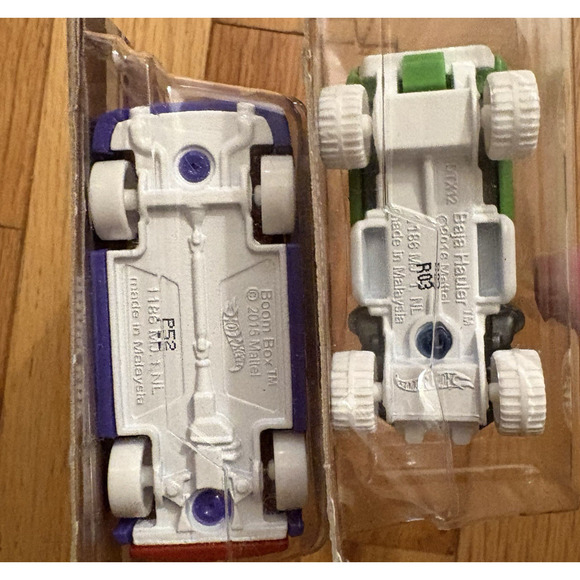 Hot Wheels Disney Classics - ALADDIN Boom Box | PETER PAN Baja Hauler - Picture 7 of 8